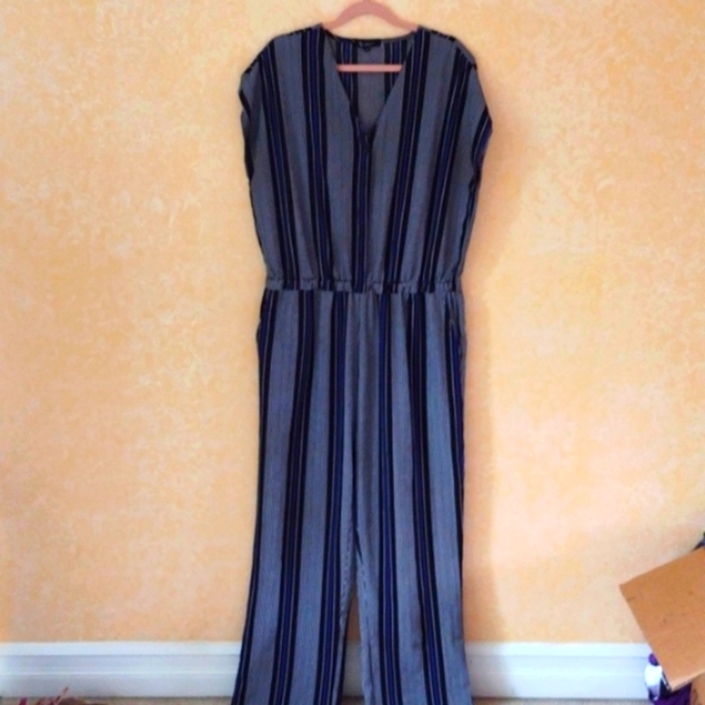 2️⃣ for $🔟 lily morgan romper with full length pants and capped sleeves size L